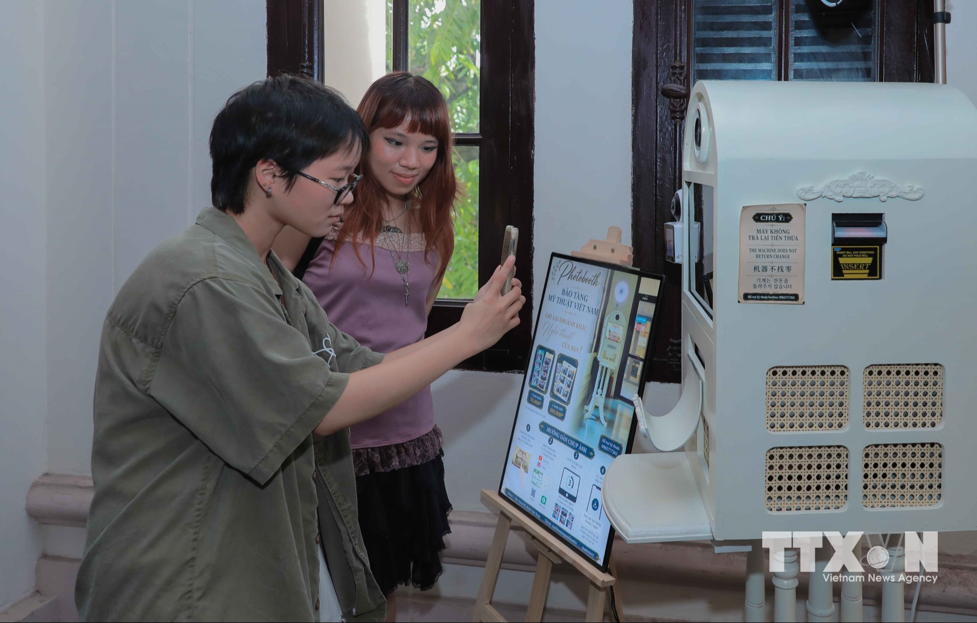 Trải nghiệm chụp ảnh photobooth tại Bảo tàng Mỹ thuật Việt Nam là xu hướng mới giúp kết nối công chúng, đặc biệt là giới trẻ, với không gian văn hóa và lịch sử. (Ảnh: Phan Phương/TTXVN)